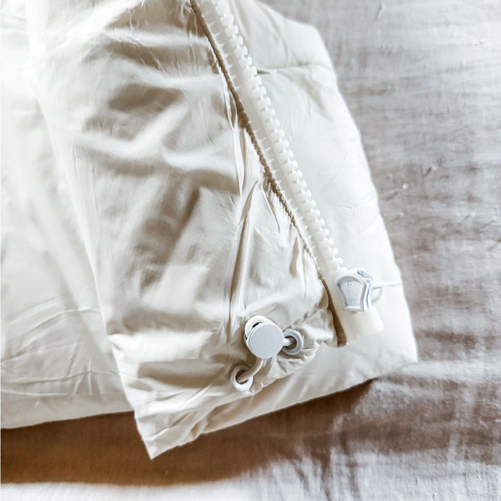 Women's White Puffer Vest - Picture 4 of 8